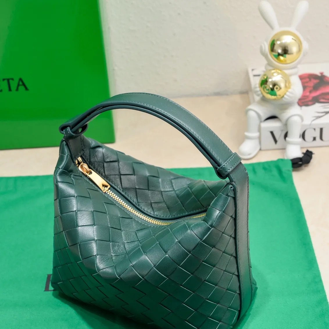 Batch 1360 #BvWallace Shoulder Lunch Bag 🔥 A lunch box bag that you can just grab and go. It is made of classic intrecciato weaving technology and reflects the craftsmanship of Bottega. The entire bag is made of top-grade happa lambskin. It is very soft and lightweight. The small bag shape is cute and exquisite. The interior capacity is also very large and can be carried under the arm. It is quite practical! The bottom of the bag is made of gold metal to prevent wear and tear. The details are really good! Choose this elegant commuting bag for Zaoba people~ Size: 22x13x9.5, model number; 7748#